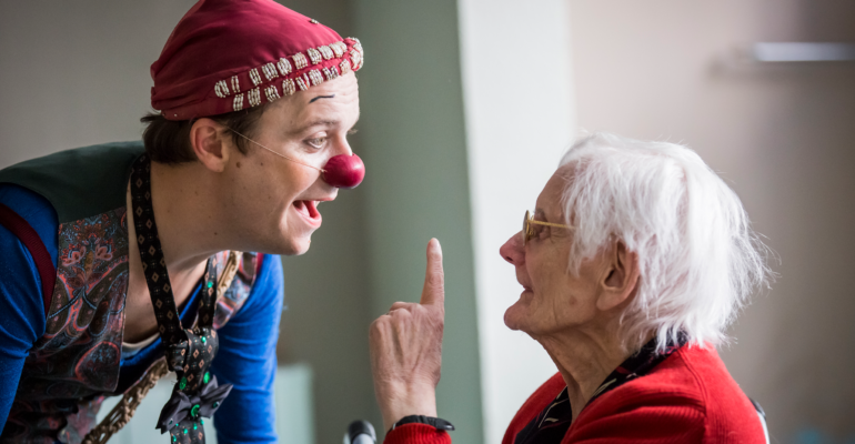 clown a l'hôpital et personne âgée
